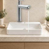 producto instalado sobre lavamanos con agua saliendo