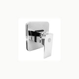 Registro monocontrol para ducha con escudo cuadrado en acero inoxidable sobre fondo claro