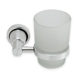 Portavaso mural de aluminio satinado con vaso de cristal sobre fondo blanco