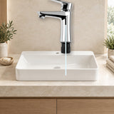 YW063: producto instalado sobre lavamanos con agua saliendo
