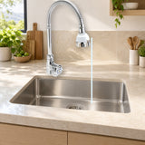 YW086: producto instalado sobre lavaplatos con agua saliendo