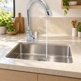 YW098: producto instalado sobre lavaplatos con agua saliendo
