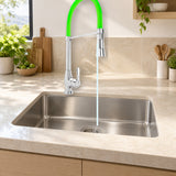 Mezclador escualizable instalado sobre lavaplatos con agua saliendo