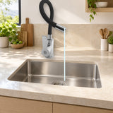 YW352-07: producto instalado sobre lavaplatos con agua saliendo