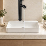 YW410-07: producto instalado sobre lavamanos con agua saliendo