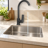 YW596-07: producto instalado sobre lavaplatos con agua saliendo