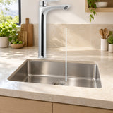 YW611-13: producto instalado sobre lavaplatos con agua saliendo