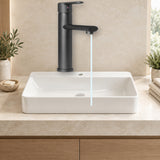 YW616-07: producto instalado sobre lavamanos con agua saliendo