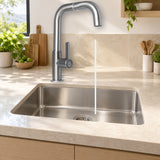 YW627-07: producto instalado sobre lavaplatos con agua saliendo