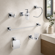 Kit cromado de seis accesorios instalado en un baño contemporáneo