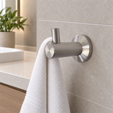 Perchero para baño en acero inoxidable instalado con toalla blanca
