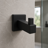 Vista lateral en primer plano del perchero de baño negro satinado