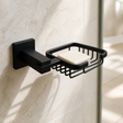 Jabonera de Rejilla Negra de Zamak para Baño instalado en un ambiente moderno y bien iluminado