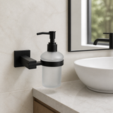 Dispensador de Jabón Negro con Botella de Vidrio Esmerilado de 180 ml instalado en un ambiente moderno y bien iluminado