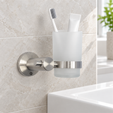 Portavaso para baño en acero inoxidable instalado junto al lavamanos