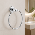 Toallero de Aro Cromado de 14 cm para Baño en ambiente moderno y bien iluminado