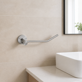 Toallero de Mano de Acero Inoxidable Cepillado para Baño instalado en un ambiente moderno y bien iluminado