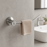 Segunda perspectiva del toallero de mano de acero inoxidable cepillado para baño en su espacio de uso