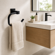 Toallero de Mano Schwarz Negro Satinado para Baño instalado en un ambiente moderno y bien iluminado