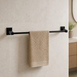 Toallero de Barra Negro de 61 cm para Baño instalado en un ambiente moderno y bien iluminado