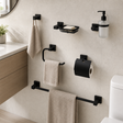 Kit negro de seis accesorios instalado en un baño contemporáneo