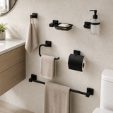 Kit negro de seis accesorios instalado en un baño contemporáneo