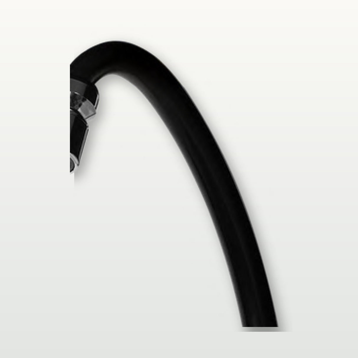 Llave sencilla de pared Onyx en ABS negro instalada en cocina clara
