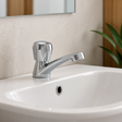 Llave plástica para lavamanos Mirage instalada en baño claro