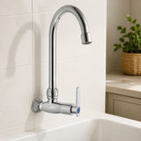 Grifería Lavacopas de Muro Cromada con Manilla Lateral en ambiente moderno y bien iluminado