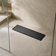 Desagüe Lineal Invisible Negro de 30 × 10 cm instalado en un ambiente moderno y bien iluminado