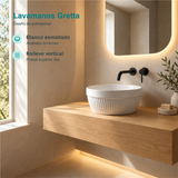 Características del lavamanos Gretta: blanco esmaltado, relieve vertical, franja superior lisa y montaje de sobreponer.