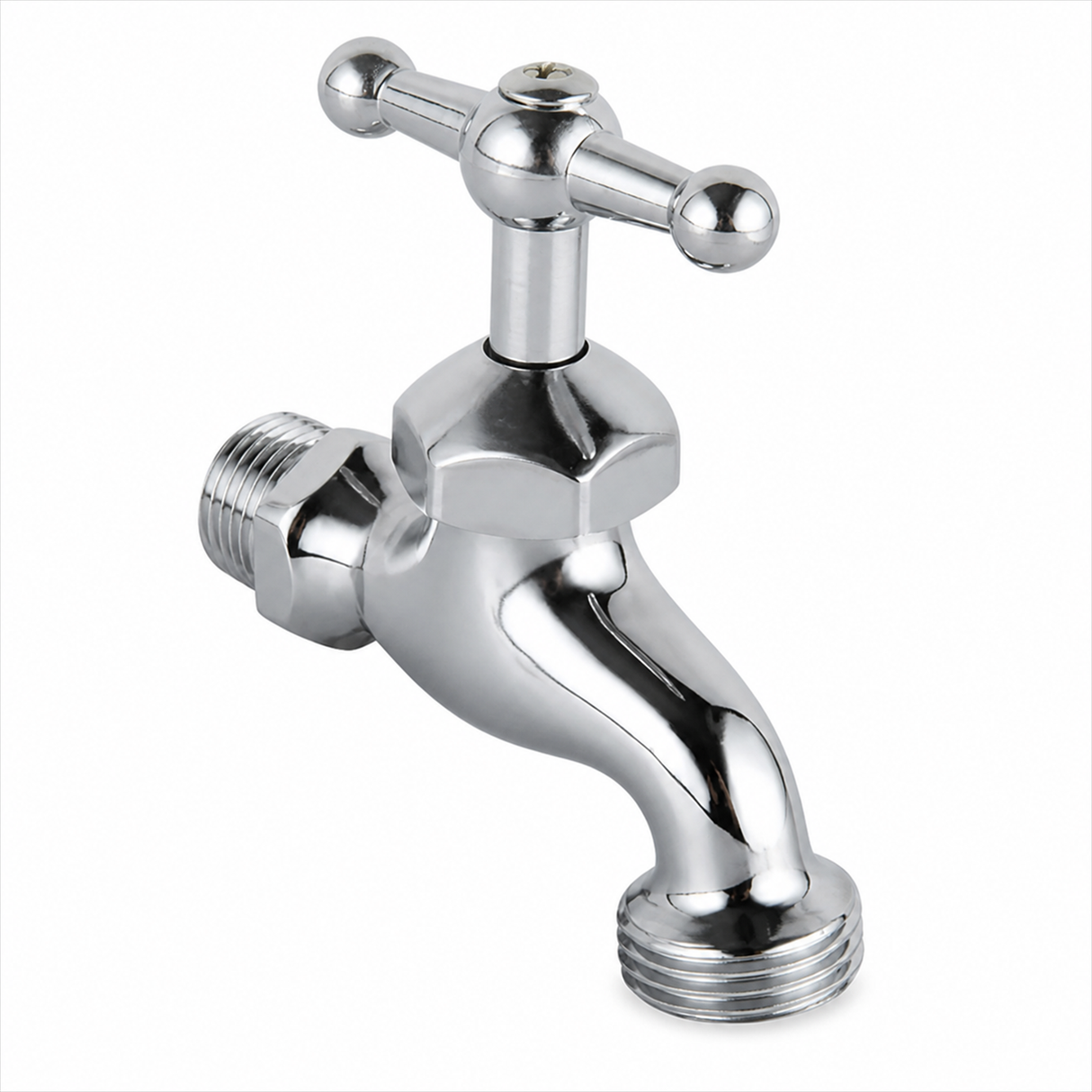 Llave de jardín cromada con conexiones macho 1/2 x 3/4 sobre fondo blanco