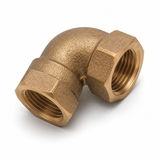 Un codo de bronce hembra-hembra de 1/2 pulgada sobre fondo blanco