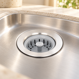 Canastilla para lavaplatos inox-plástico de 4 pulgadas. Detalle instalado del producto y sus fijaciones.