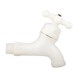 Llave para manguera plástica blanca de media pulgada sobre fondo blanco. Blanco.