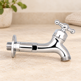Llave para manguera plástica con extensión cromada de media pulgada. Fotografía contextual de la pieza suelta antes de instalar; conexiones y manija.