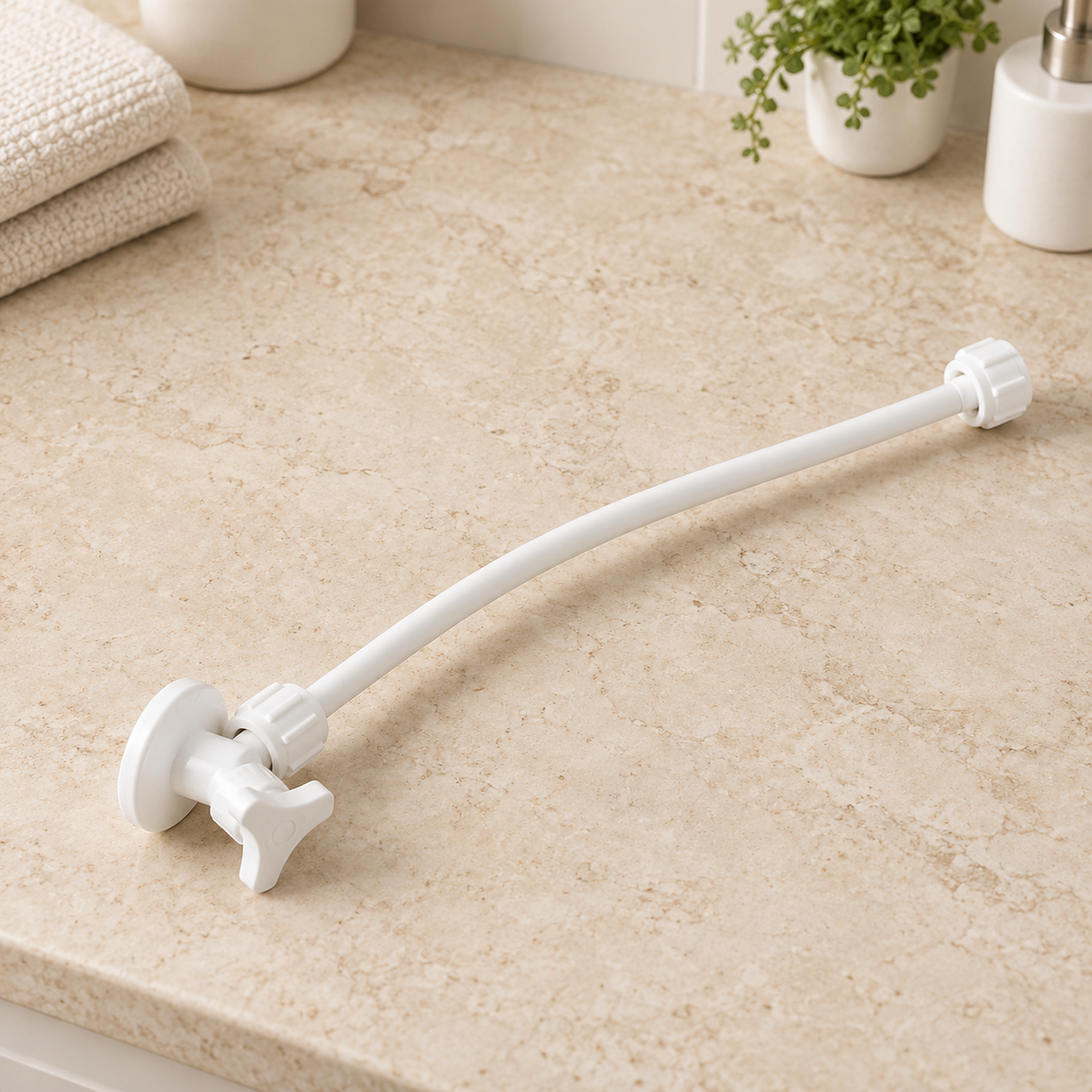 Válvula de regulación blanca con acople de 40 cm para sanitario. Fotografía contextual de la pieza suelta antes de instalar; conexiones y manija.