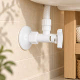 Válvula de regulación plástica blanco nieve de media pulgada en una escena de baño. Instalación ilustrativa; los demás elementos no están incluidos.