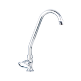 Llave individual Slim cromada para lavaplatos de mesa sobre fondo blanco