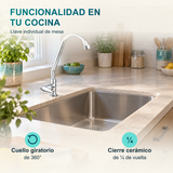 Llave individual Slim cromada instalada en cocina; cuello giratorio de 360 grados y cierre cerámico de cuarto de vuelta
