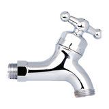 Llave para manguera plástica cromada de media pulgada sobre fondo blanco. Cromado.
