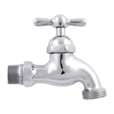 Llave para manguera superpesada cromada de media pulgada sobre fondo blanco. Cromado.