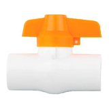 Válvula de bola en PVC para soldar de ½ pulgada sobre fondo blanco. Cuerpo blanco y manija naranja.