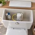 Válvula de salida de doble descarga Doble descarga en una escena de baño. Instalación ilustrativa; los demás elementos no están incluidos.