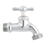 Llave para manguera superliviana cromada de media pulgada sobre fondo blanco. Cromado.