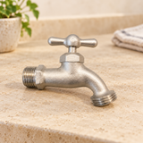 Llave para manguera superliviana satín de media pulgada. Fotografía contextual de la pieza suelta antes de instalar; conexiones y manija.