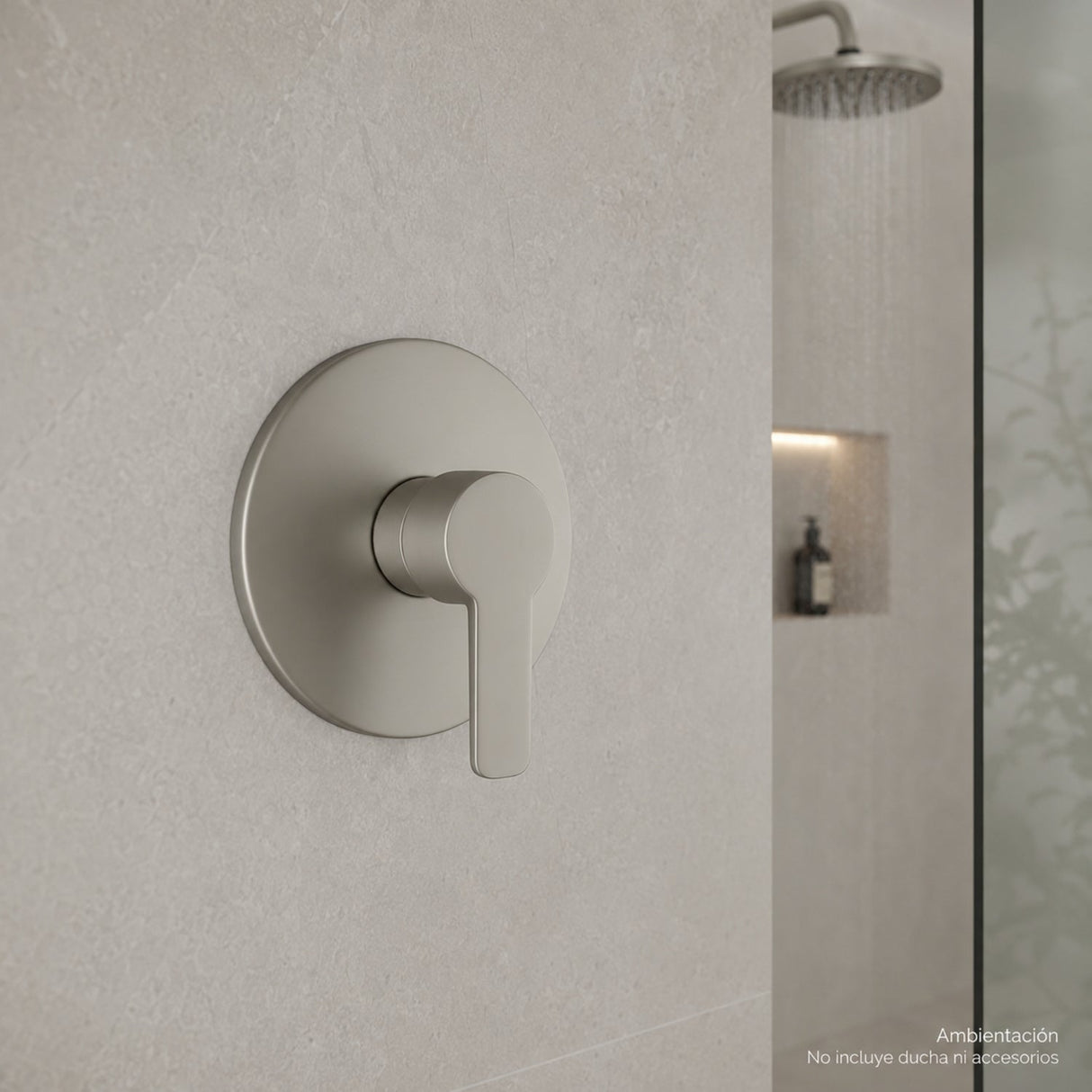 Mezclador satinado instalado en ducha moderna