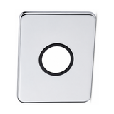 Escudo rectangular de acero inoxidable para ducha empotrada sobre fondo blanco