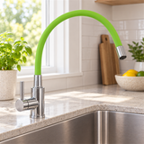 Cuello flexible verde instalado en lavaplatos de cocina