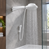 Ducha eléctrica blanca instalada en baño con niple blanco